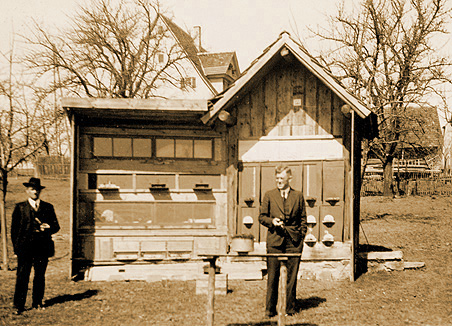 Ein historisches Motiv: Karl Pfeffer, Hermann Schurr v. d. Frommenhausener Bienenstand.